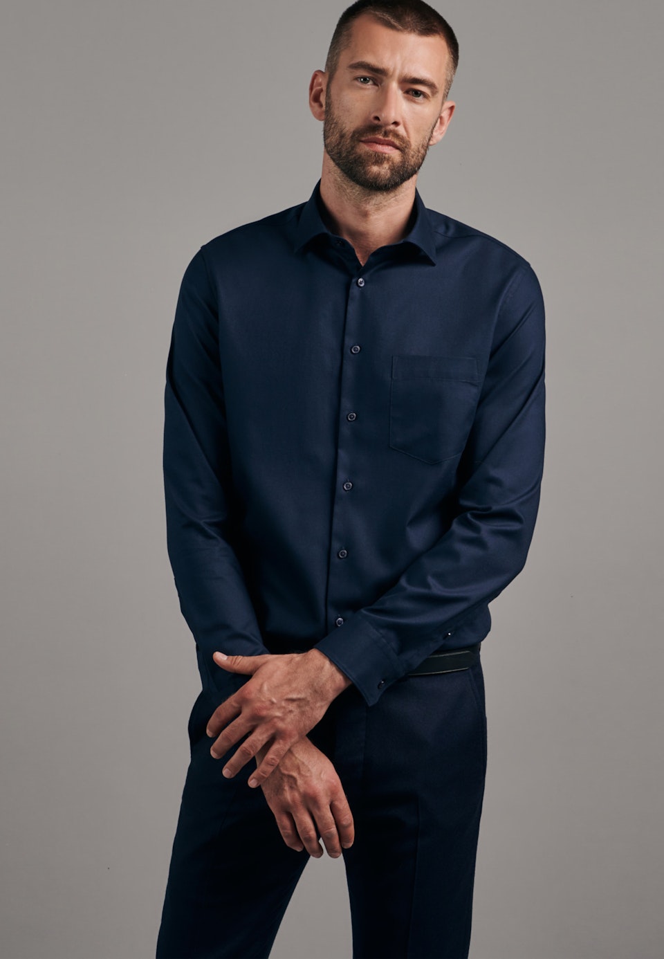 Bügelleichtes Twill Business Hemd in Slim mit Kentkragen in Dunkelblau | Seidensticker Onlineshop